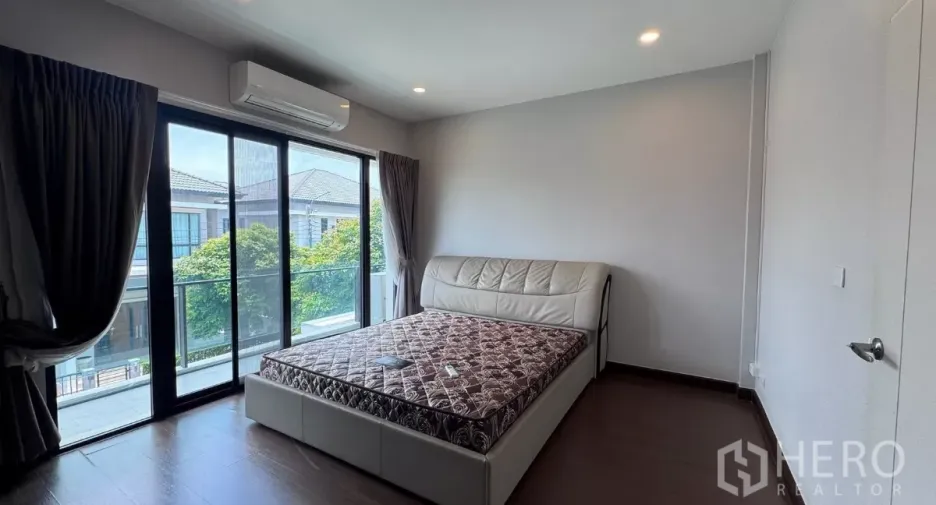 For rent and for sale 4 bedrooms house in Saphan Sung, Bangkok
