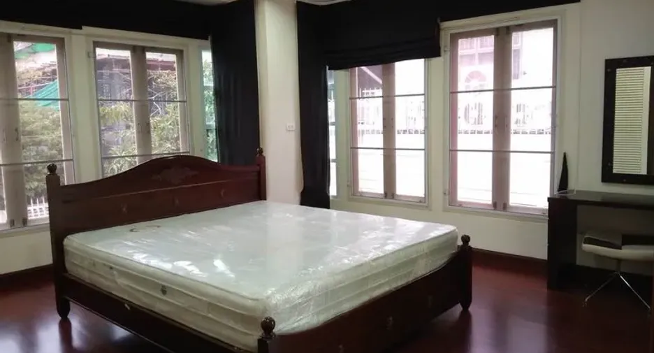 For rent 3 bedrooms house in Watthana, Bangkok