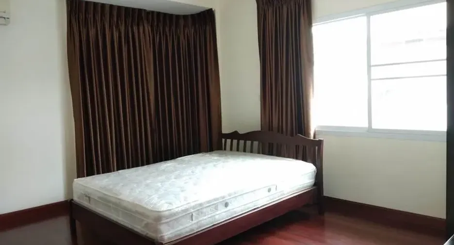 For rent 3 bedrooms house in Watthana, Bangkok