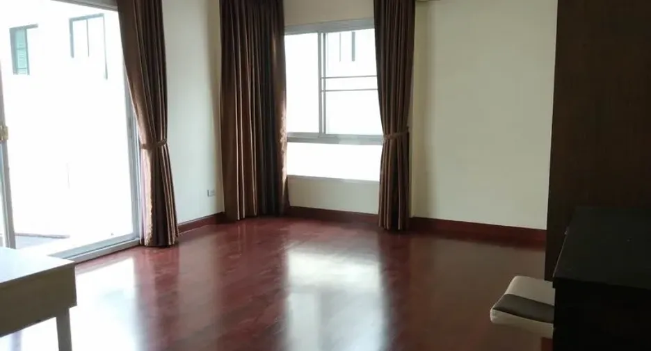 For rent 3 bedrooms house in Watthana, Bangkok
