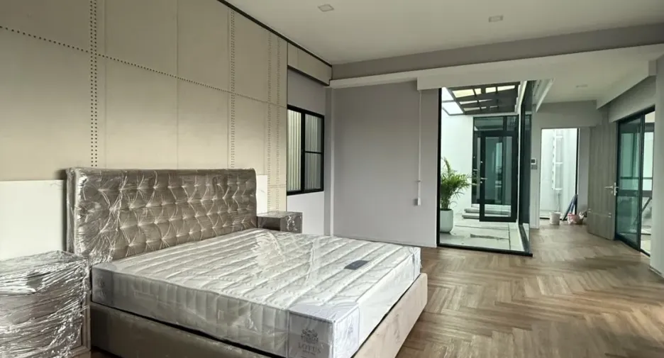 Haus zur Miete mit 5 Zimmer in Saphan Sung, Bangkok