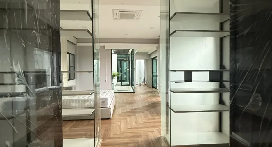 Haus zur Miete mit 5 Zimmer in Saphan Sung, Bangkok