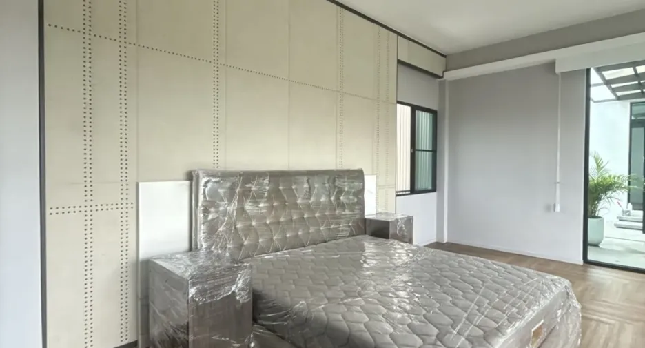Haus zur Miete mit 5 Zimmer in Saphan Sung, Bangkok