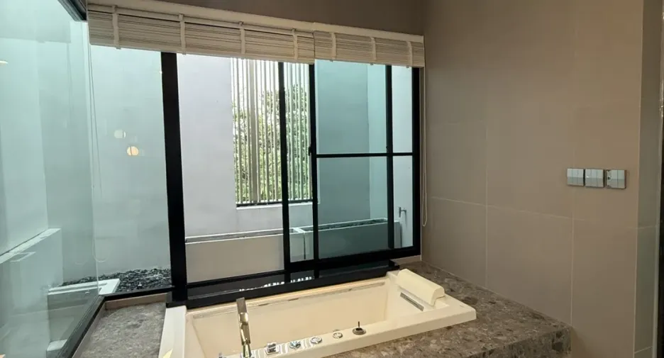 Haus zur Miete mit 5 Zimmer in Saphan Sung, Bangkok