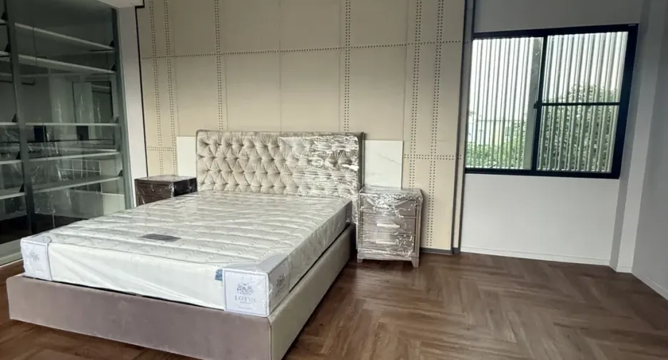 Haus zur Miete mit 5 Zimmer in Saphan Sung, Bangkok