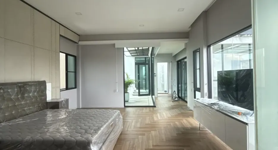 Haus zur Miete mit 5 Zimmer in Saphan Sung, Bangkok