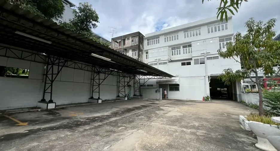 For rent 8 bedrooms retail Space in Phra Khanong, Bangkok