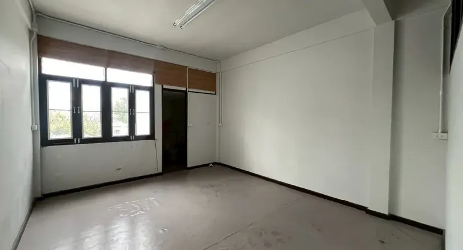 For rent 8 bedrooms retail Space in Phra Khanong, Bangkok