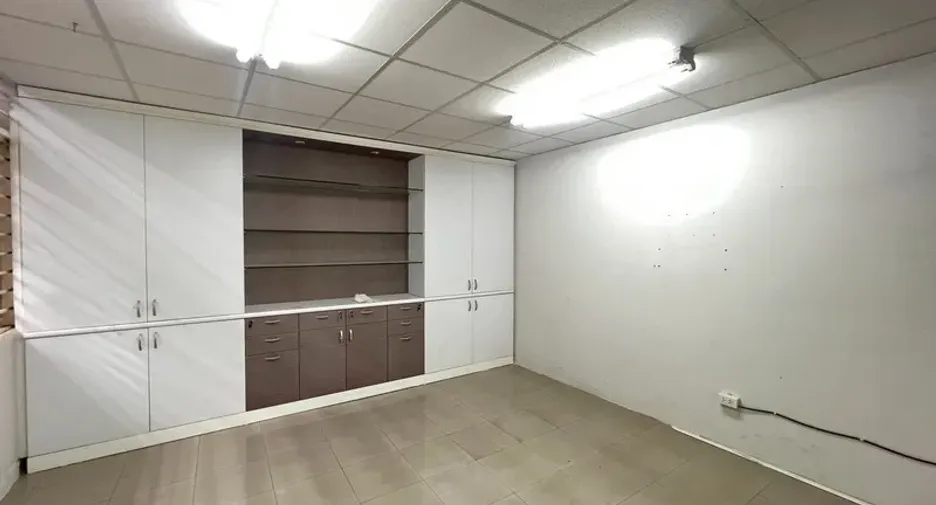 For rent 8 bedrooms retail Space in Phra Khanong, Bangkok
