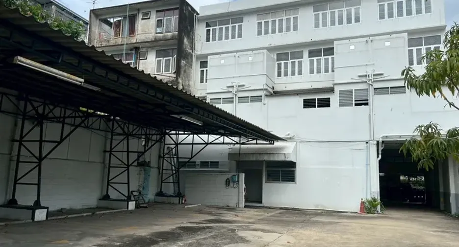 For rent 8 bedrooms retail Space in Phra Khanong, Bangkok