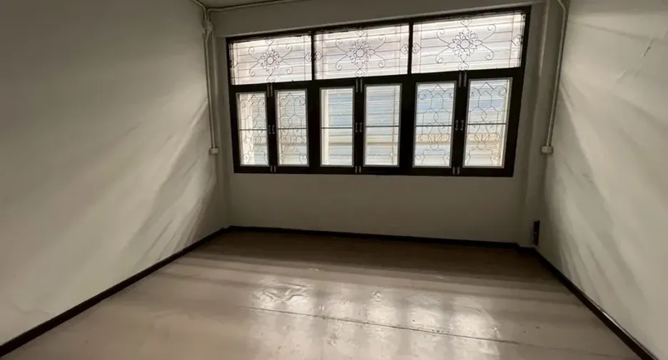 For rent 8 bedrooms retail Space in Phra Khanong, Bangkok