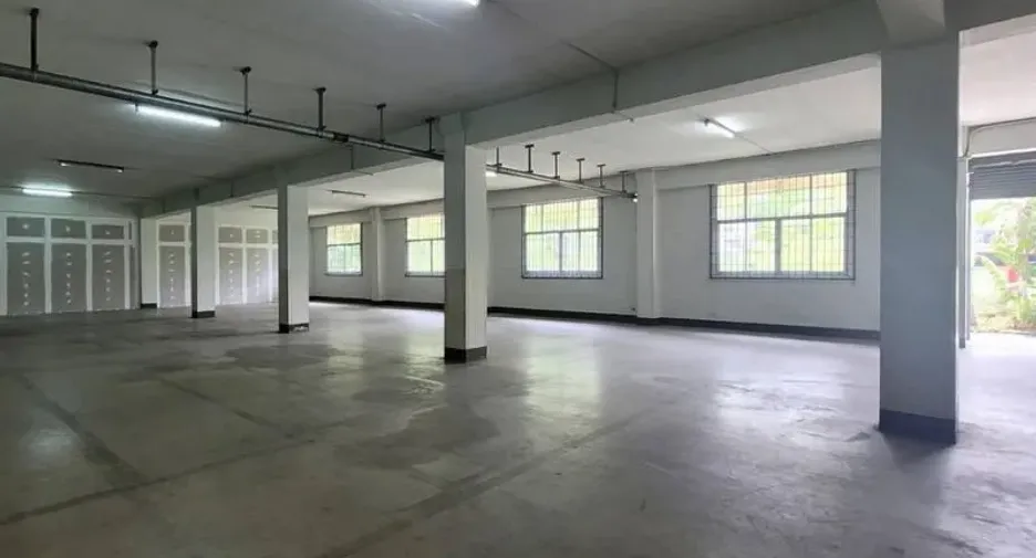 For rent warehouse in Mueang Samut Prakan, Samut Prakan