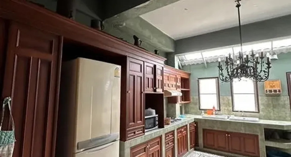 For rent 4 bedrooms townhouse in Khlong Toei, Bangkok