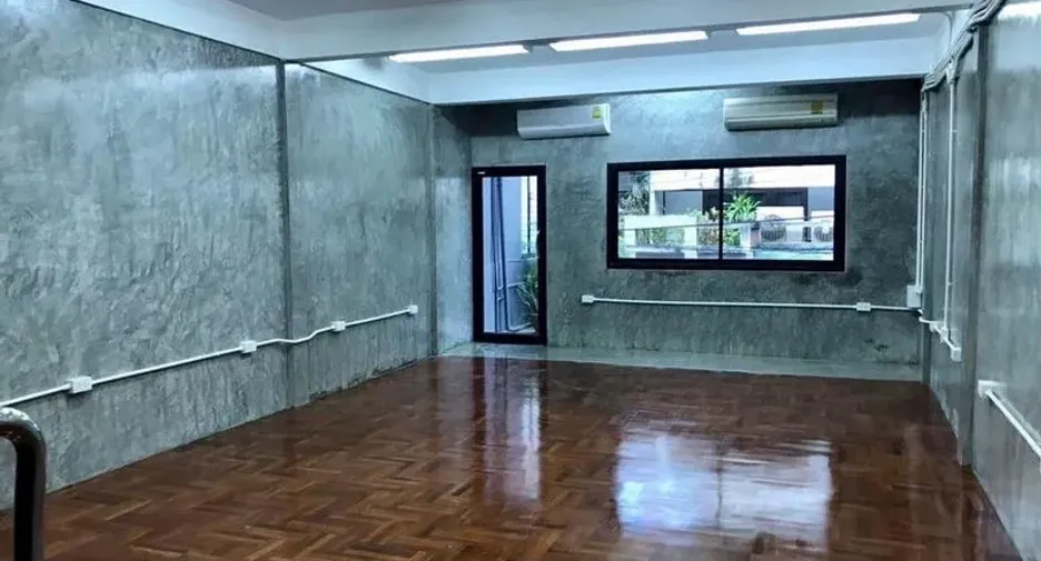 For rent 3 bedrooms office in Sathon, Bangkok