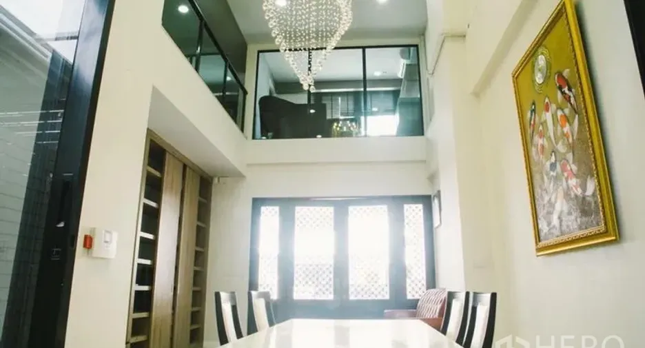 For rent 3 bedrooms townhouse in Yan Nawa, Bangkok