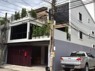 For rent 3 ベッドルーム townhouse in Watthana, Bangkok