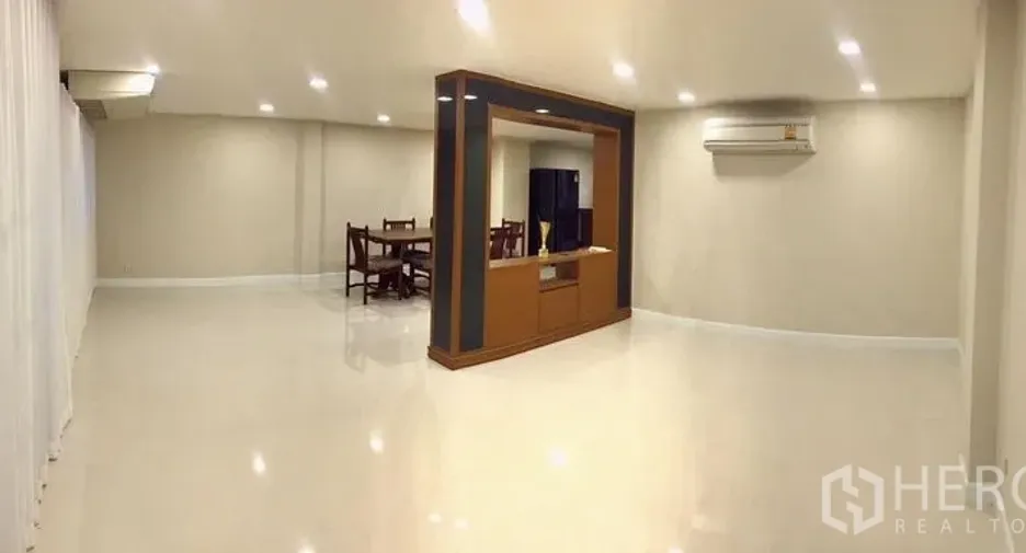 Reihenhaus zur Miete mit 3 Zimmer in Watthana, Bangkok