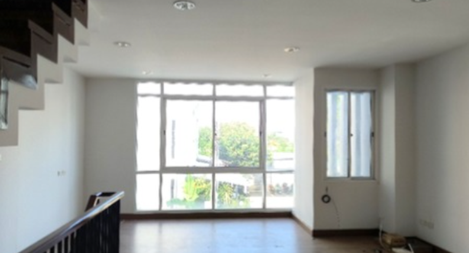 For sale 3 bedrooms townhouse in Phasi Charoen, Bangkok