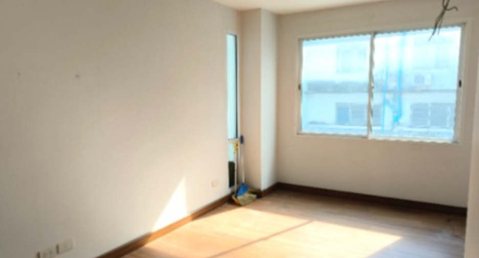 For sale 3 bedrooms townhouse in Phasi Charoen, Bangkok