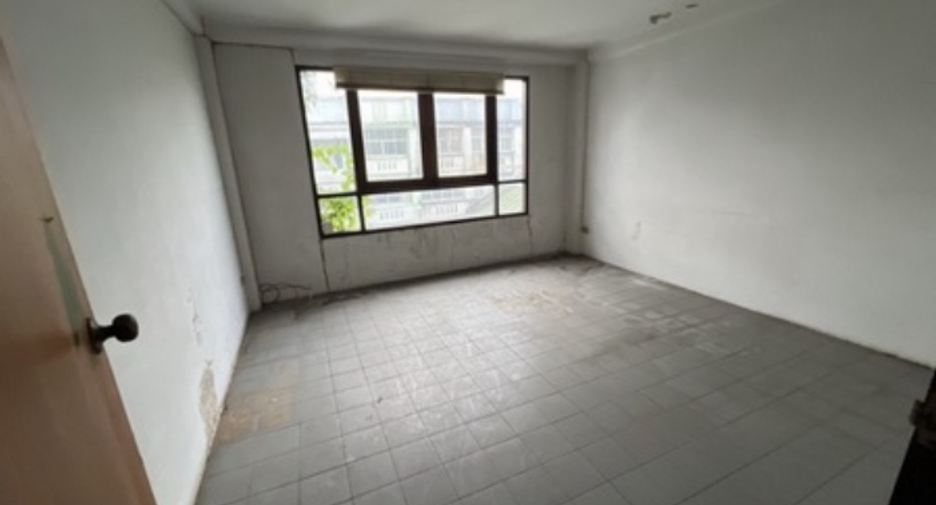 For sale 1 bed retail Space in Bang Kapi, Bangkok