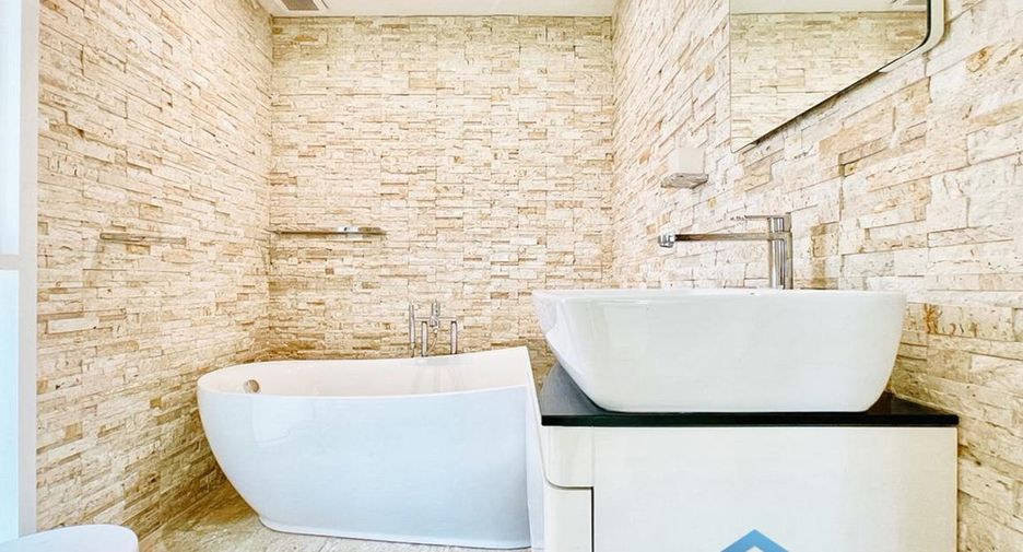 For rent and for sale 4 bedrooms house in Bang Lamung, Chonburi