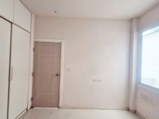 Casa adosada en venta de 2 habitaciones en Pluak Daeng, Rayong