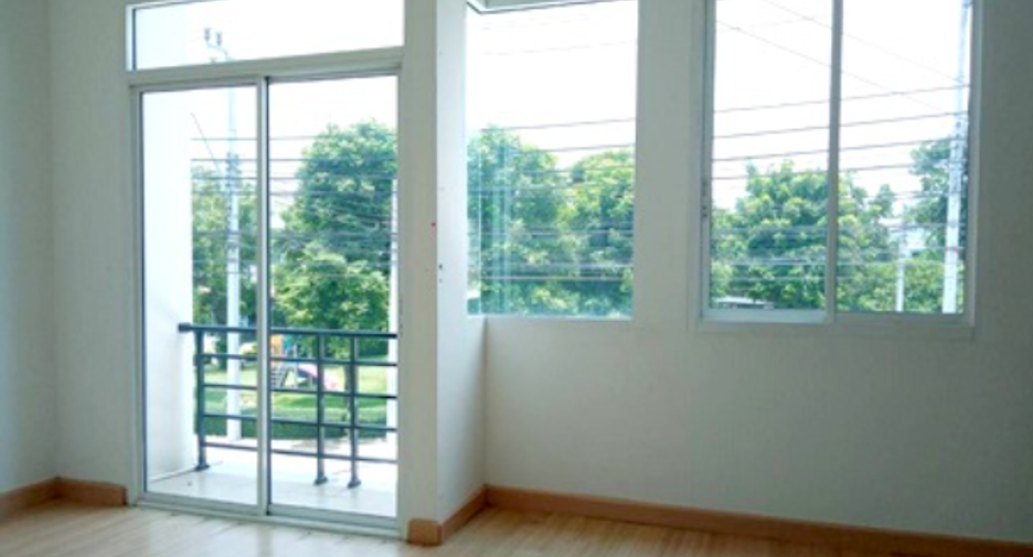 Casa adosada en venta de 4 habitaciones en Thung Khru, Bangkok