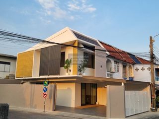 For sale 2 bedrooms townhouse in Wang Thonglang, Bangkok