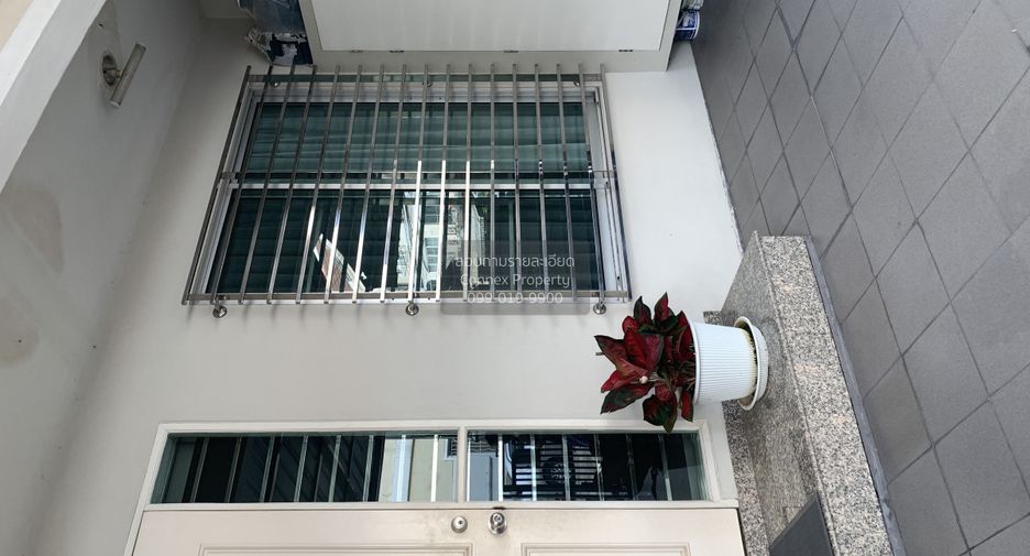 For sale 4 bedrooms townhouse in Suan Luang, Bangkok