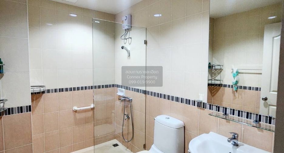 For sale 4 bedrooms townhouse in Suan Luang, Bangkok