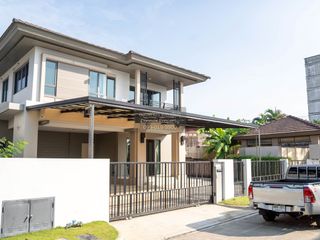 For sale 4 bedrooms house in Bangkok Noi, Bangkok