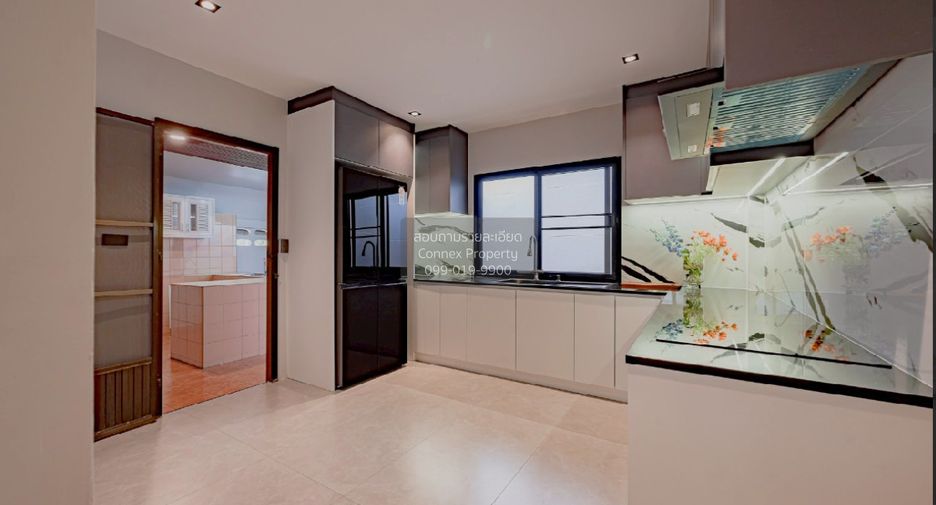 For sale 5 ベッドルーム house in Phra Khanong, Bangkok
