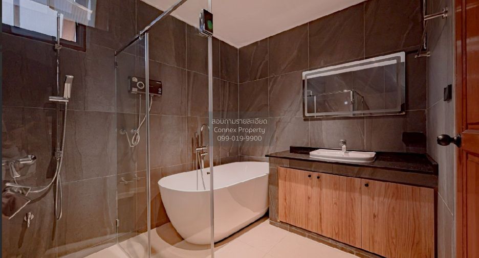 For sale 5 ベッドルーム house in Phra Khanong, Bangkok