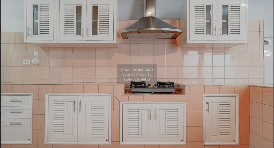 For sale 5 ベッドルーム house in Phra Khanong, Bangkok