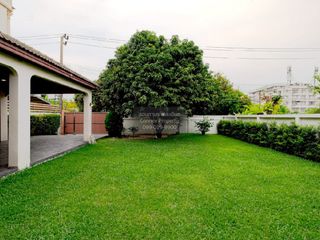 For sale 5 ベッドルーム house in Phra Khanong, Bangkok