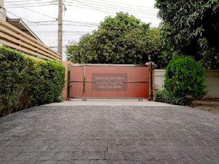 For sale 5 ベッドルーム house in Phra Khanong, Bangkok
