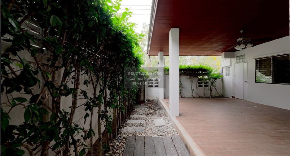 For sale 5 ベッドルーム house in Phra Khanong, Bangkok
