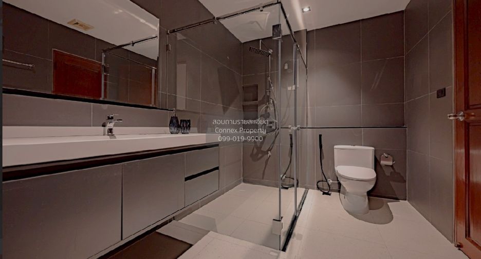 For sale 5 ベッドルーム house in Phra Khanong, Bangkok