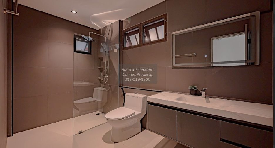 For sale 5 ベッドルーム house in Phra Khanong, Bangkok