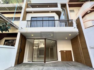 À vendre 3 chambres maison de ville à Lat Phrao, Bangkok