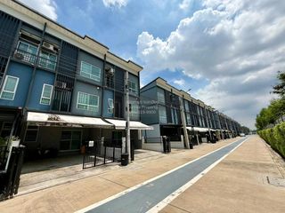 For rent 3 bedrooms townhouse in Lat Krabang, Bangkok