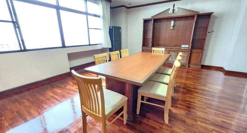 Condo en alquiler de 3 habitaciones en Watthana, Bangkok