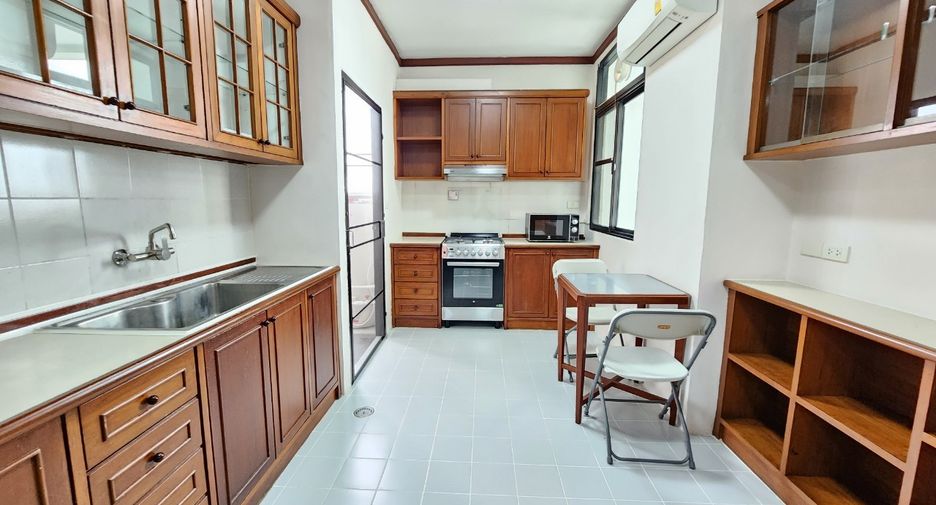 Condo en alquiler de 3 habitaciones en Watthana, Bangkok