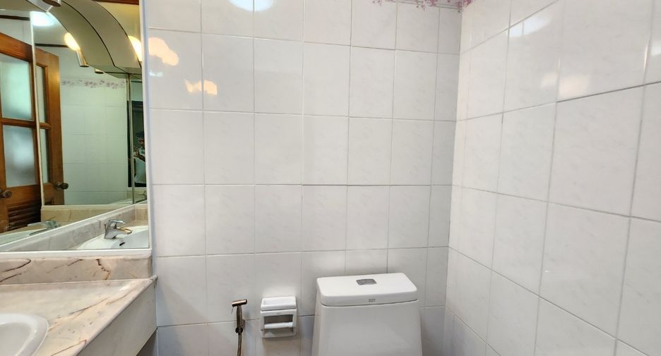 Condo en alquiler de 3 habitaciones en Watthana, Bangkok