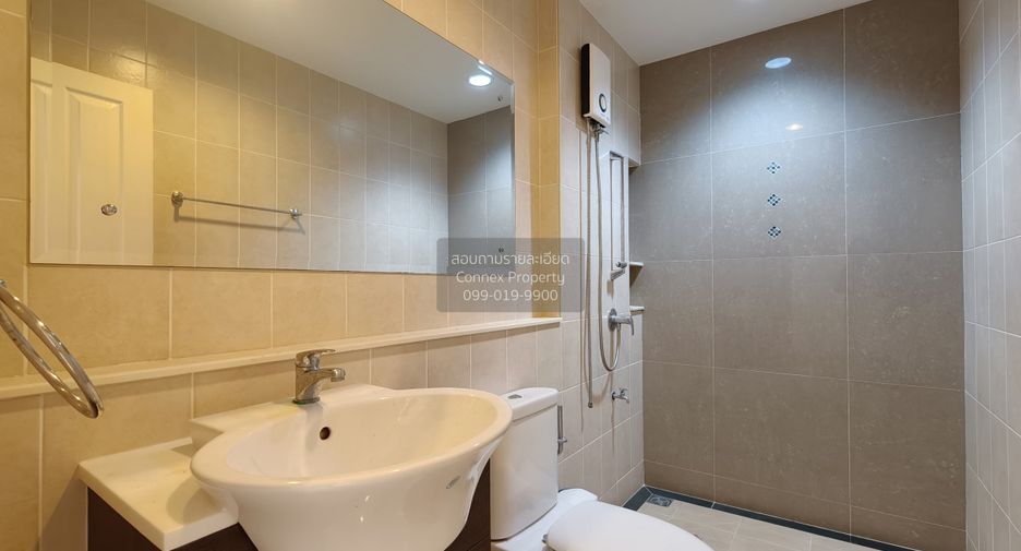 For sale 3 bedrooms townhouse in Lat Phrao, Bangkok