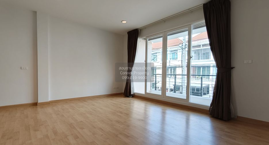 For sale 3 bedrooms townhouse in Lat Phrao, Bangkok