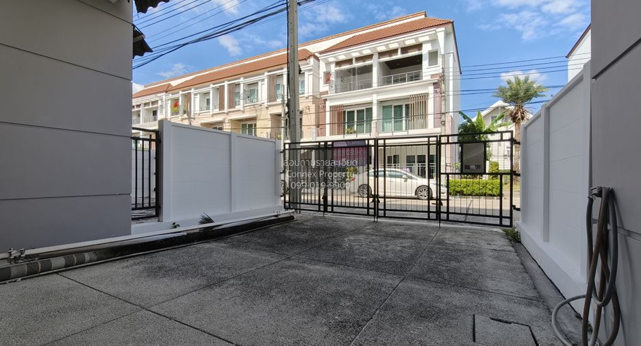 For sale 3 bedrooms townhouse in Lat Phrao, Bangkok