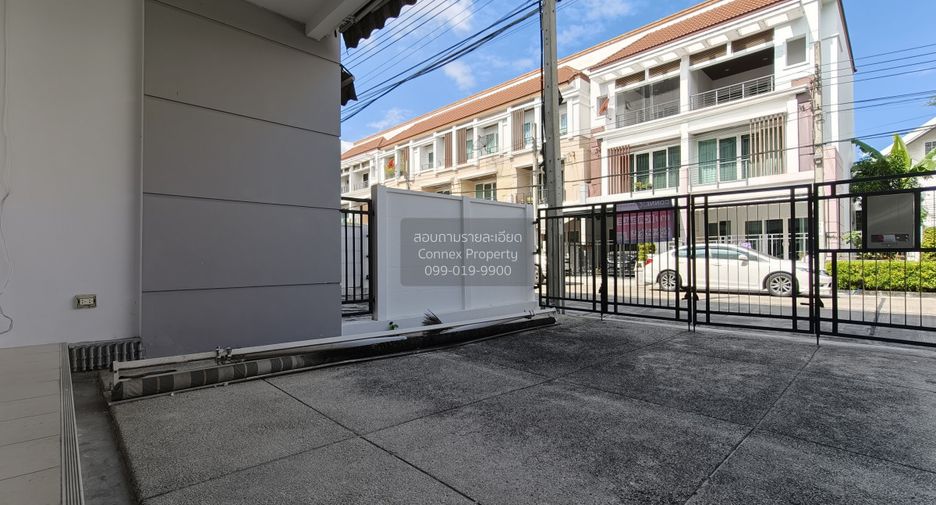 For sale 3 bedrooms townhouse in Lat Phrao, Bangkok
