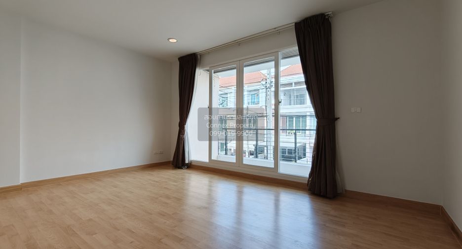 For sale 3 bedrooms townhouse in Lat Phrao, Bangkok