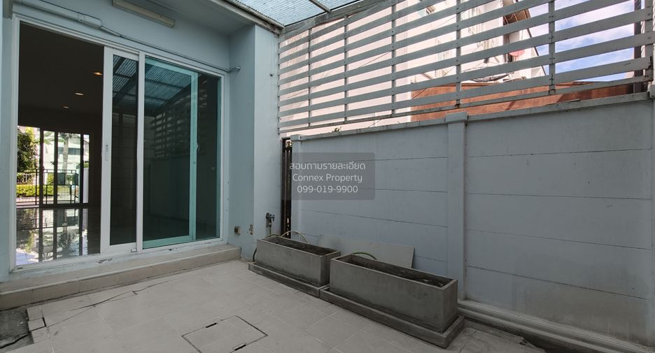For sale 3 bedrooms townhouse in Lat Phrao, Bangkok